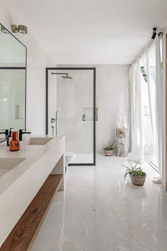 Modern bathroom with marble walls, a freestanding bathtub. 600x1200 Marazzi Onice Giada and Avorio Satin Tiles. Melbourne, Geelong, Shepparton, Ballarat, Bendigo, Mornington, Bellarine, Peninsula tiles. Victoria and Nationwide Delivery. Australia.